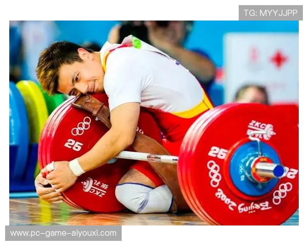 举重选手举完重量后竟向观众比心，引发尖叫